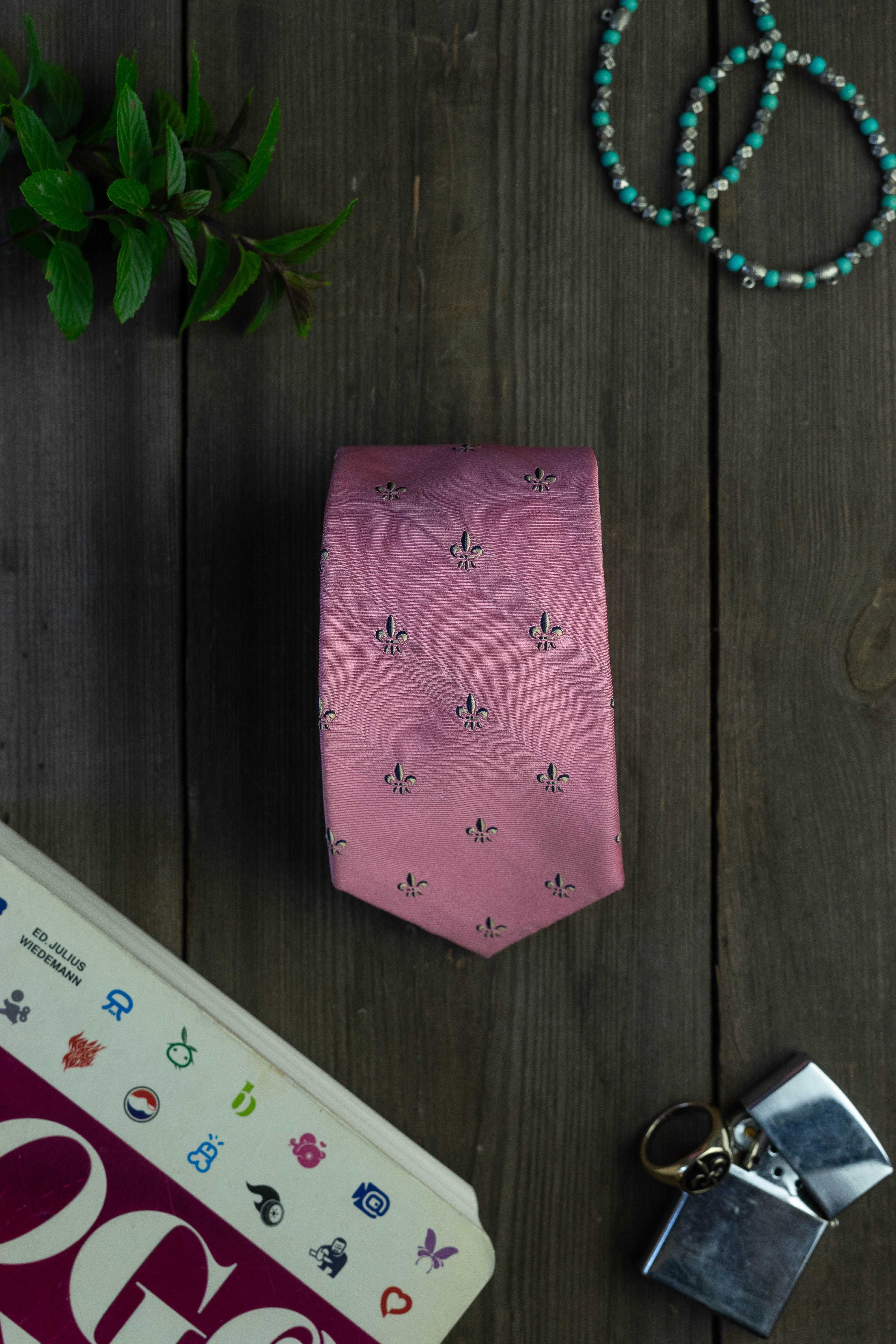 Klasyczny, różowy krawat Zara w lilie, 100% jedwab / silk