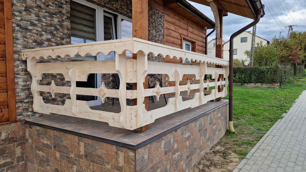 Balustrada z drewna litego
