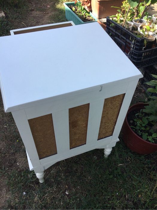 Mesa de cabeceira antiga restaurada