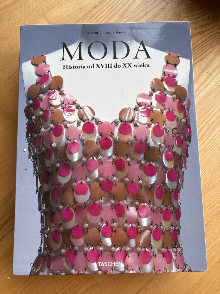 Moda. Historia od XVIII do XX wieku. Instytut Ubioru w Kioto tom 1 i 2