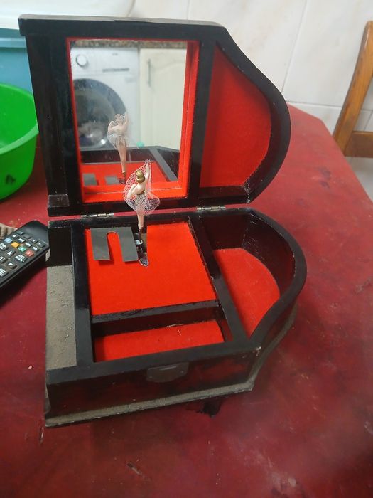 caixa de música em forma de piano com uma bailarina