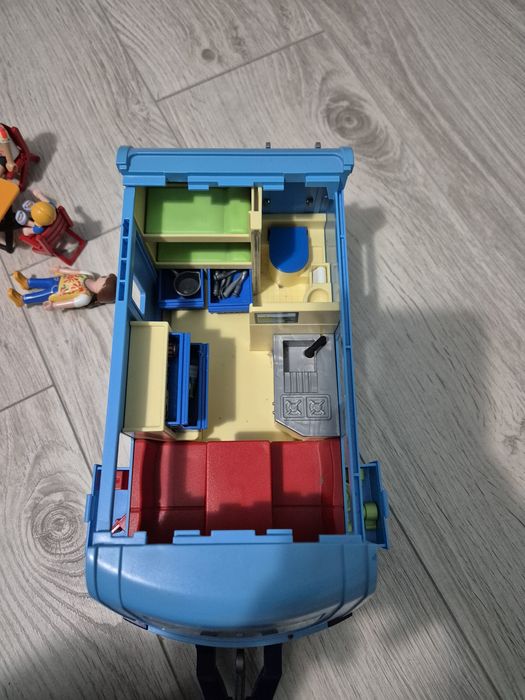 PLAYMOBIL 9502 Auto samochód PICKUP z przyczepą kempingową z rodziną
s