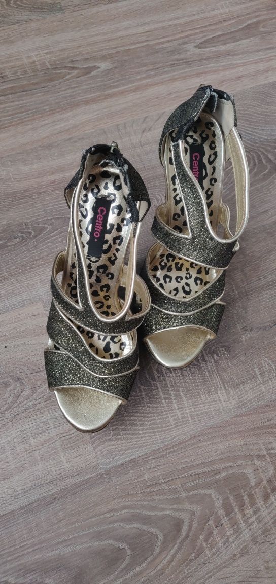 Buty wysoka koturna. Piękne. Rozmiar 38