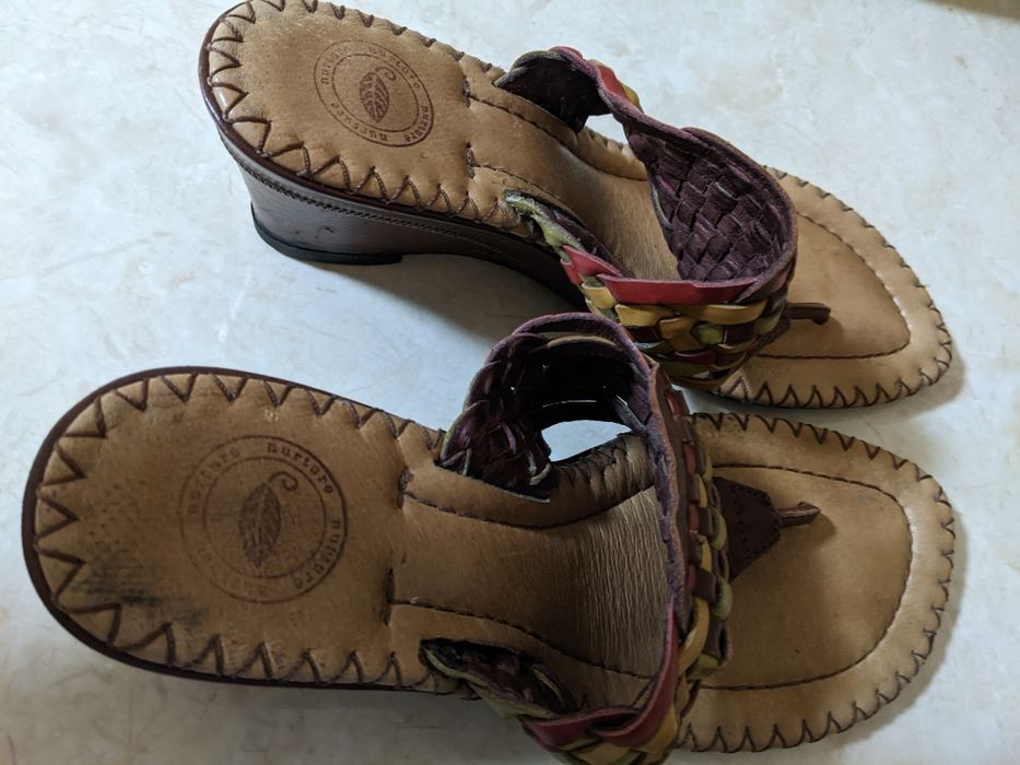 Віддам безкоштовно туфлі на підборах каблуках шльопки