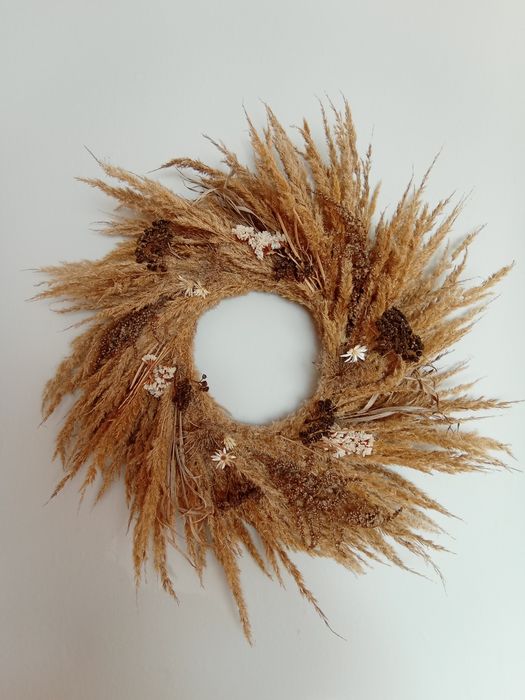 Ręcznie robiony wieniec z suszonych traw