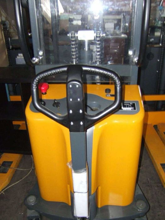 Nowy elektryczny wózek podnośnikowy paleciak masztowy Jungheinrich