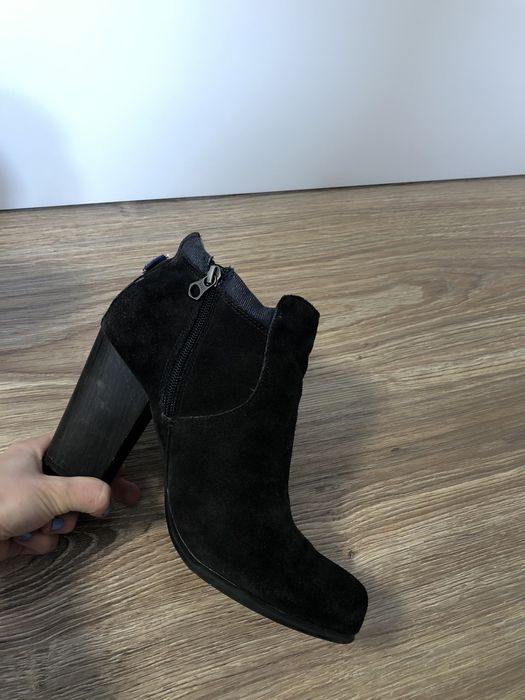 Zamszowe botki na wysokim obcasie tommy hilfiger