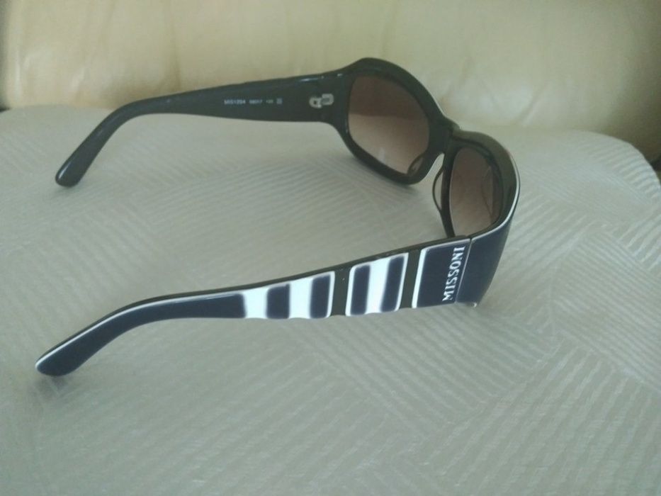 Vendo óculos de sol azuis e brancos da Missoni - como novos