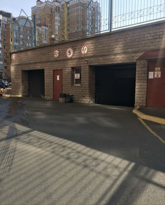 Продаж паркомісця. Пр. Володимира  Івасюка 4.