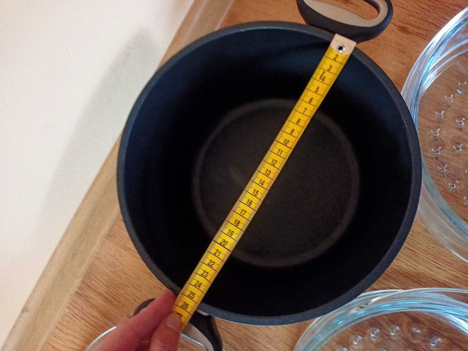 Trzypoziomowy, uniwersalny parowar.