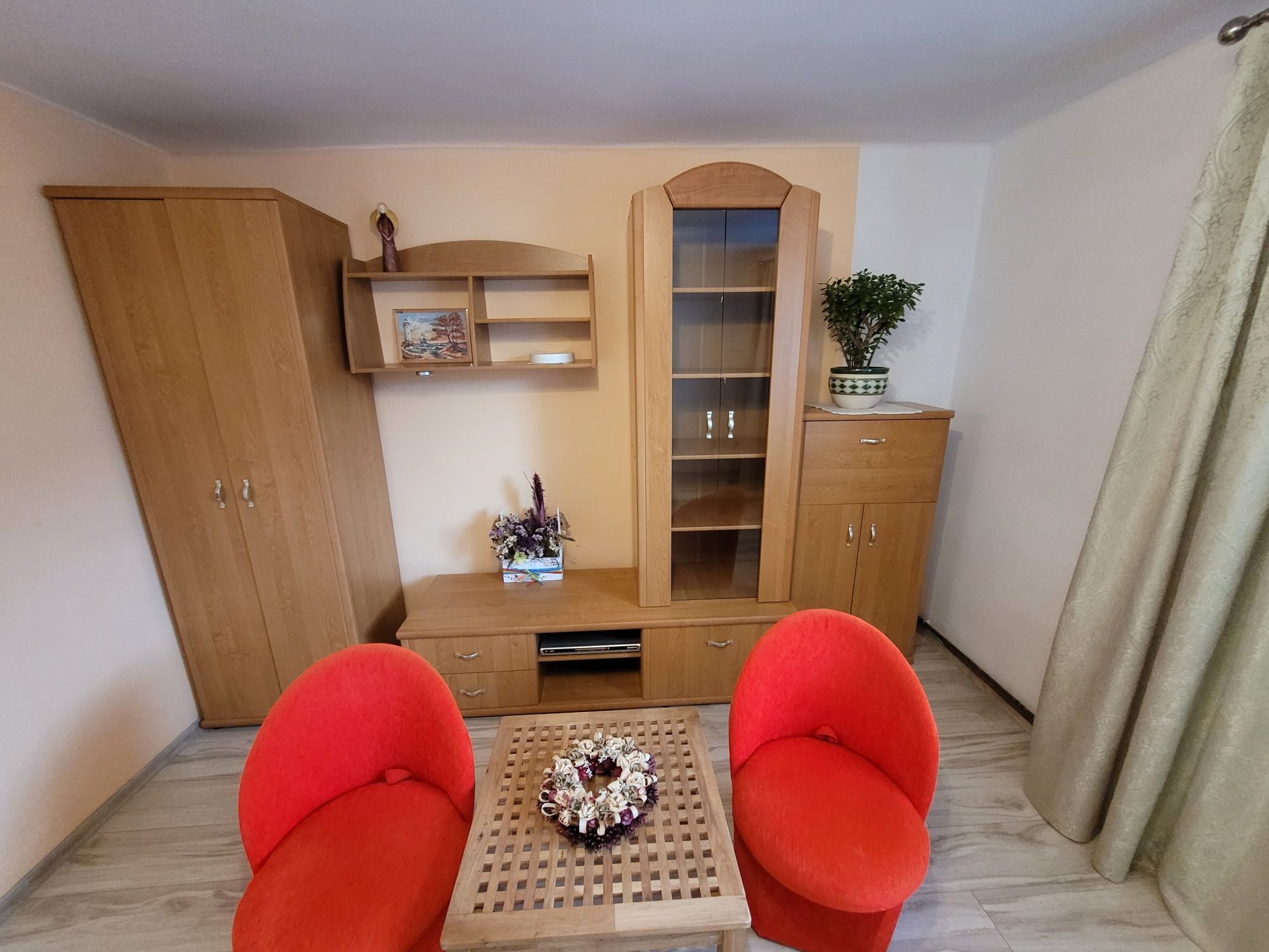 2 pokojowy apartament z kuchnią i łazienką.