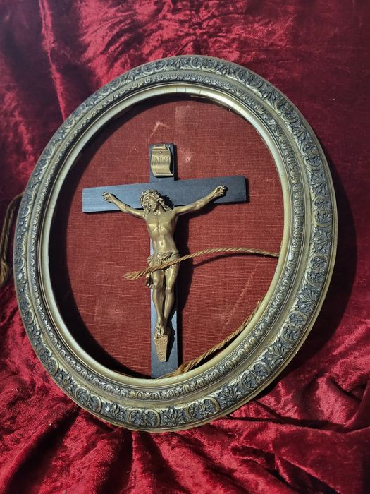 Stary krzyż w starej ramie bez szkła