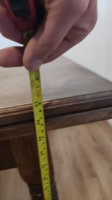 Duży drewniany stół do salonu