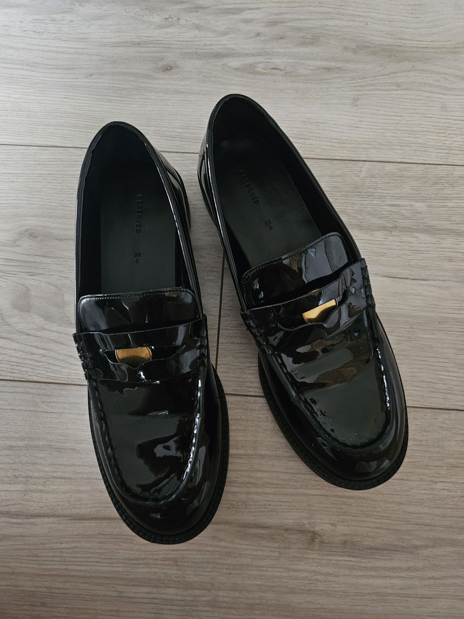 Czarne lakierowane loafersy reserved 38