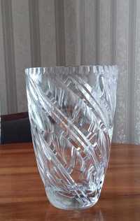 szlifowany wazon kryształowy z czasów PRL