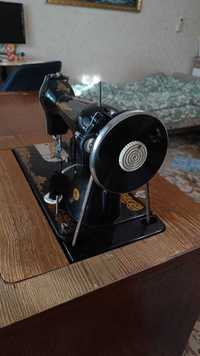 Швейная машинка с тумбой ножная стол-шкаф лакированный
