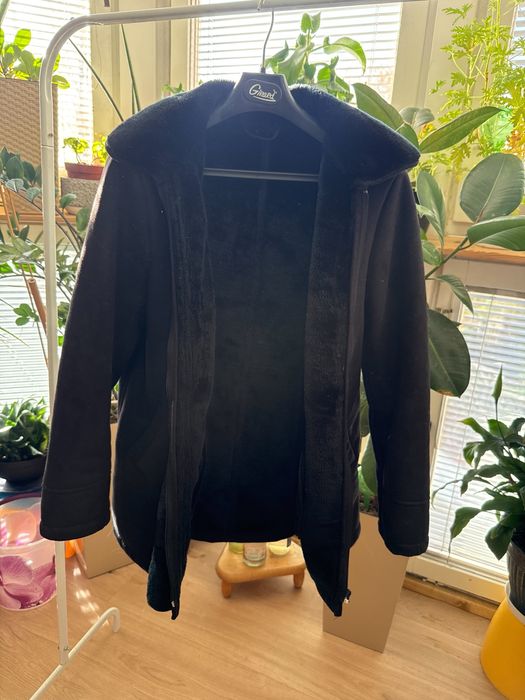 Zimowy ciepły płaszcz / kożuch damski z futerkiem i kapturem