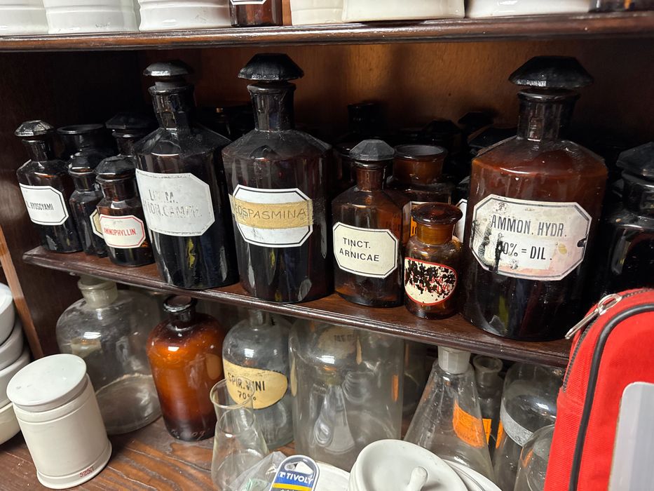 Stare butelki słoiki apteczne