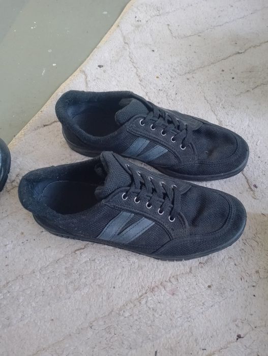 Ботинки зимни робочи 42 розмир 500 шапкы по. 200 красовкы 400