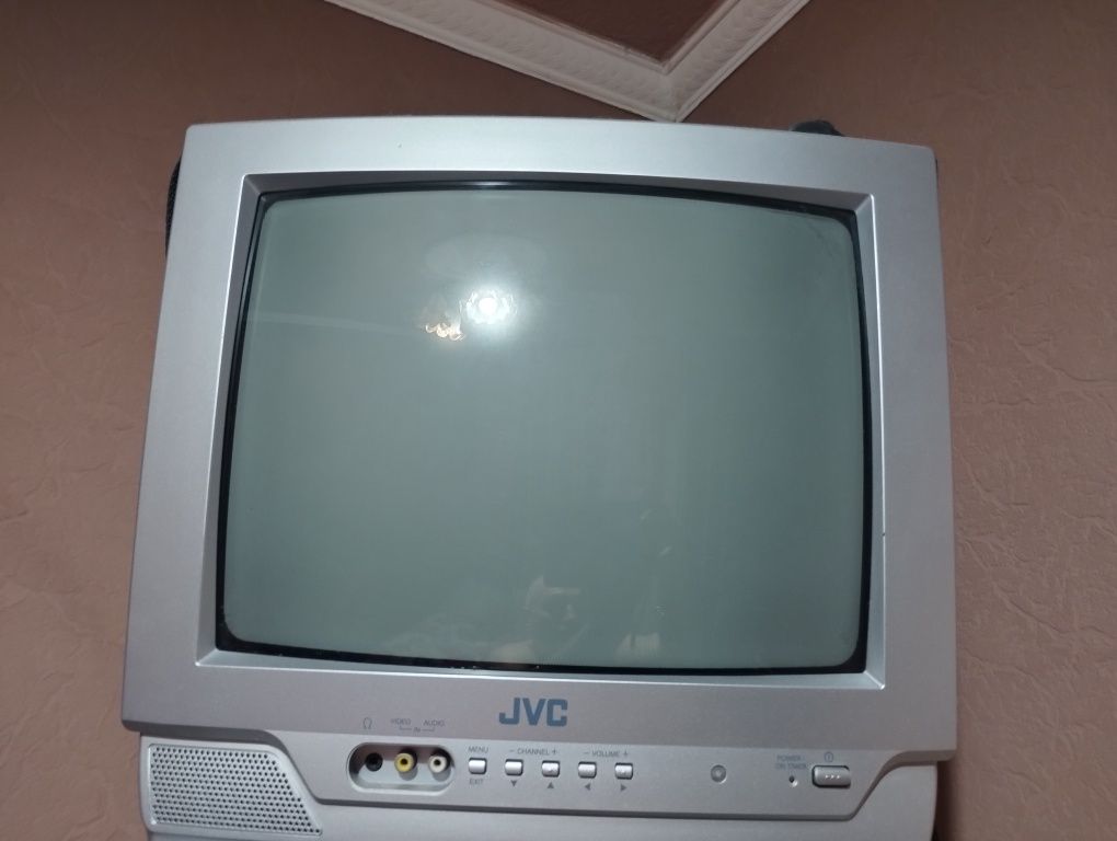 Телевизор J V C с настенным кронштейном