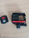 Kamera Insta 360 One z uchwytem i pilotem.