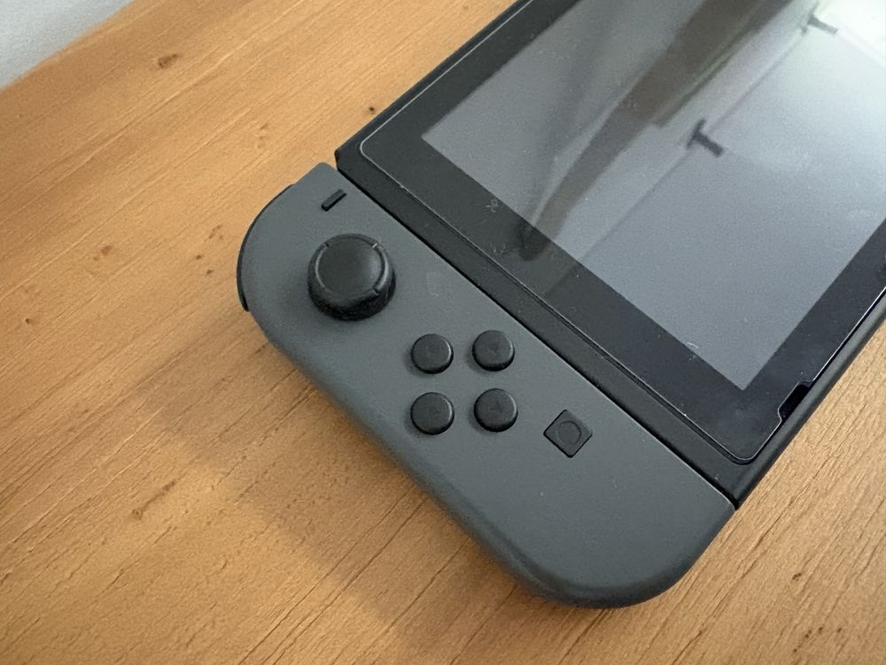Nintendo Switch V2 com comandos cinza + bolsa + cabo hdmi