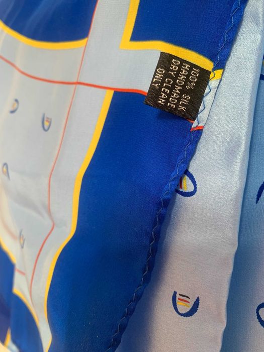 Lenço 100 % seda azul com motivos abstractos