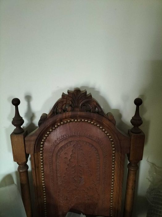 Cadeiras antigas de madeira e couro.