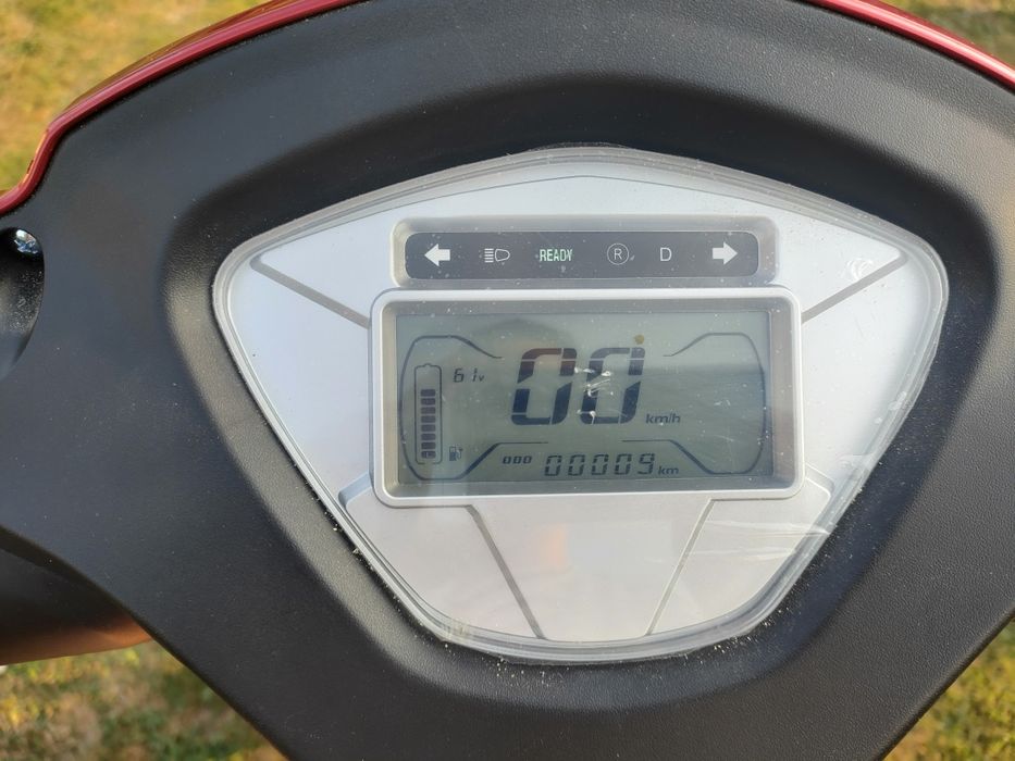 Skuter elektryczny trójkołowy