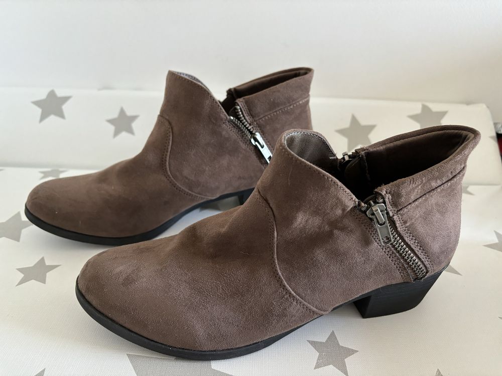 Botins chealsea castanhos em camurça