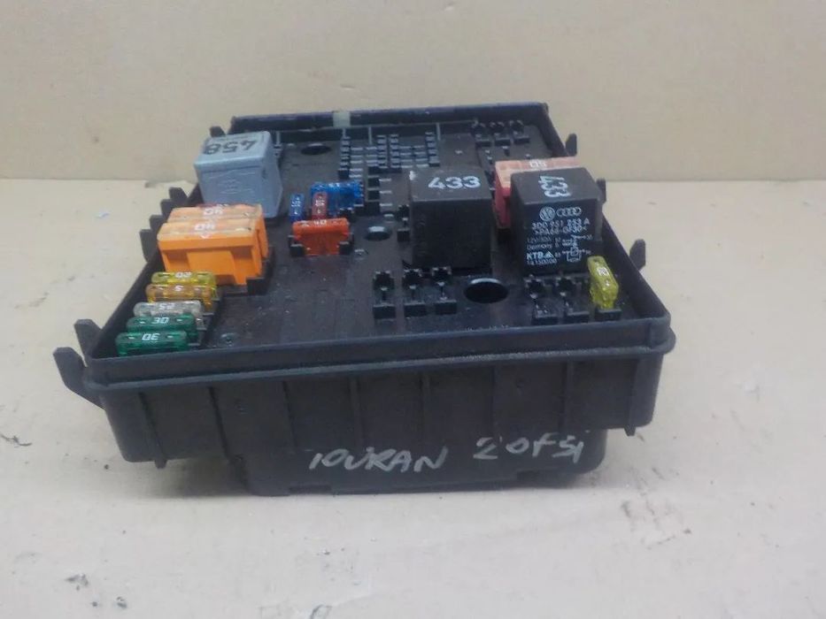 VOLKSWAGEN TOURAN SKRZYNKA BEZPIECZNIKÓW 1K0937821