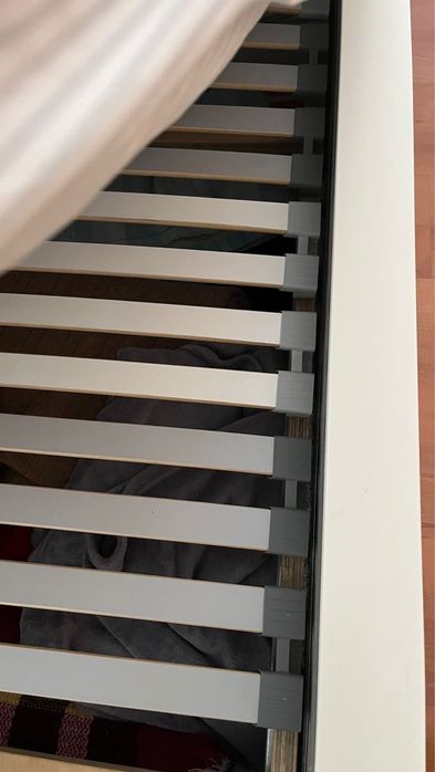 Cama, gavetoes e colchao modelo Malm