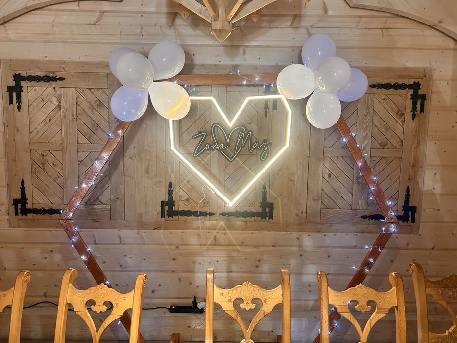 Ścianka weselna dekoracja stołu pary młodej drewniana