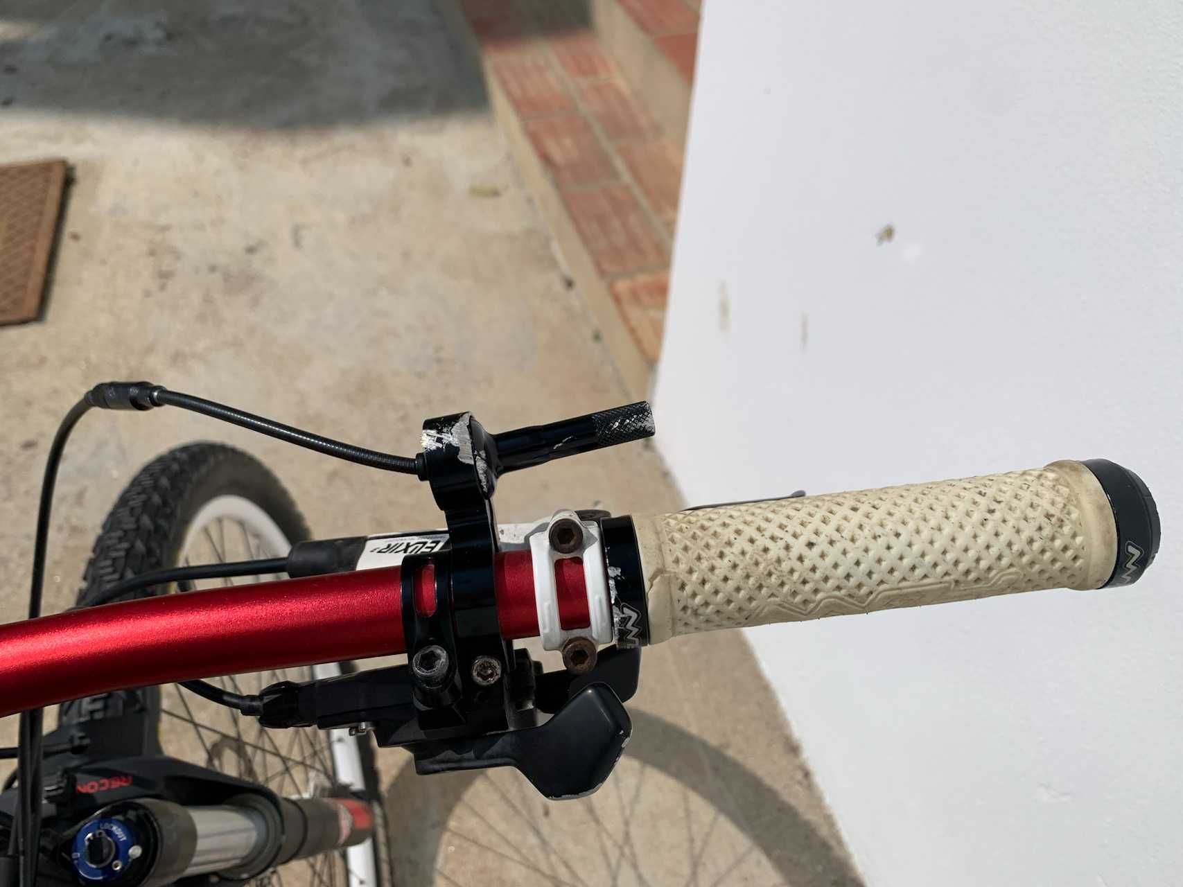 Bicicleta Rockhopper Pro (M)  – Susp. RockShox e Travões Hidráulicos