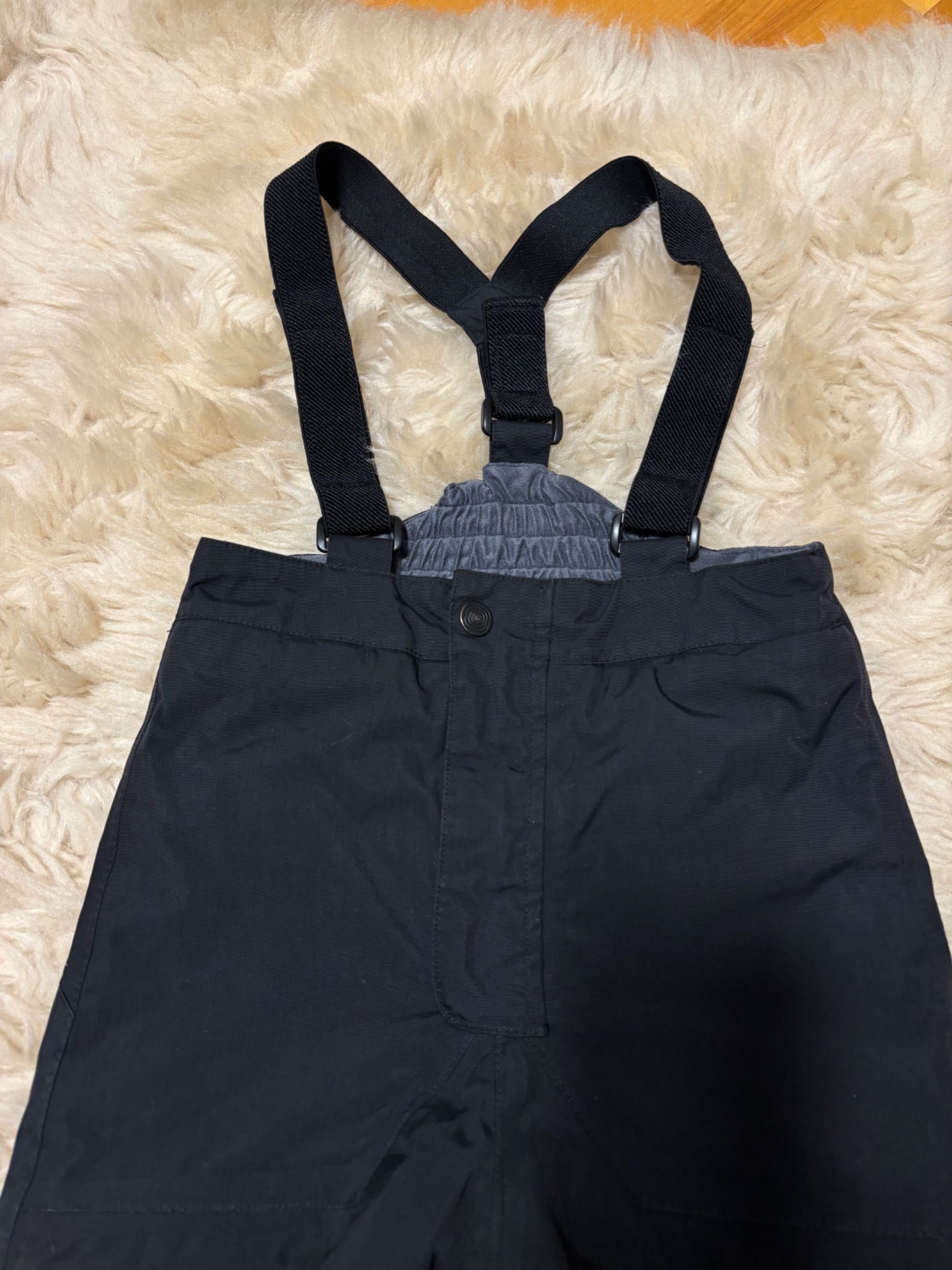 H&M Czarne ocieplane spodnie zimowe narciarskie szelki karczek r 116