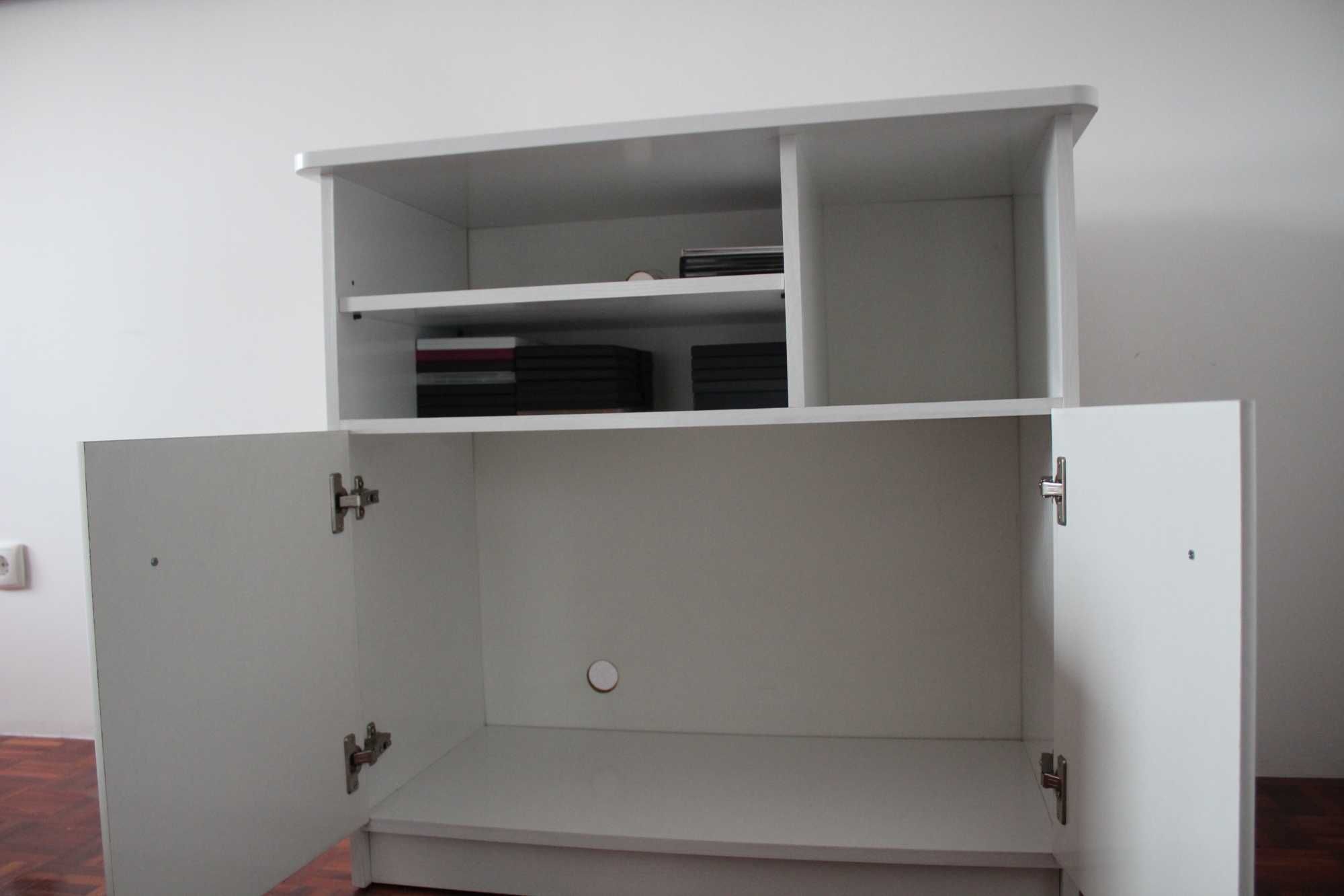 Móvel branco com arrumação