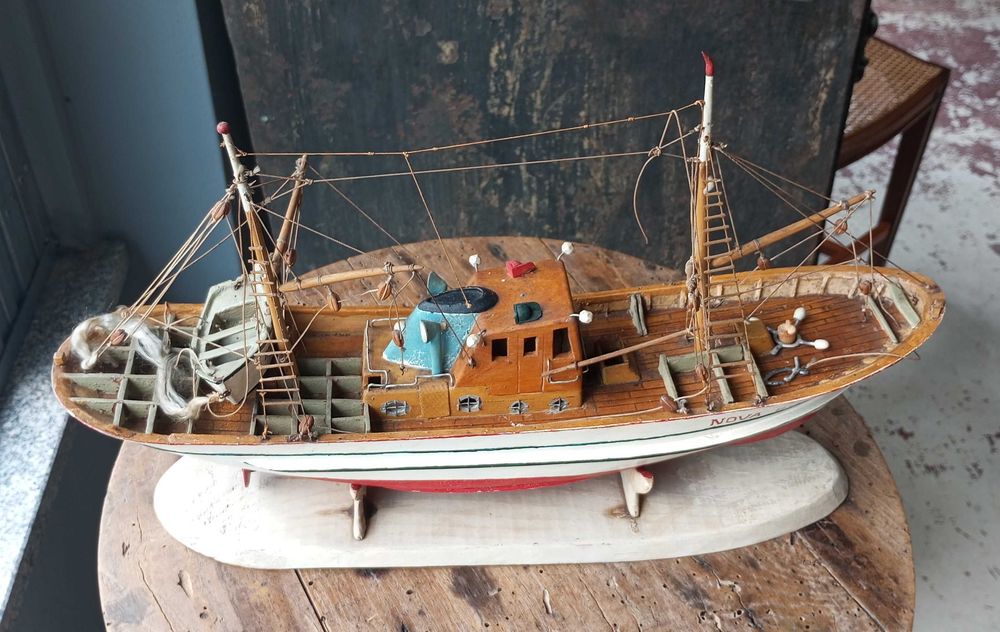 Antiga traineira "Nova Boa Fé" em madeira