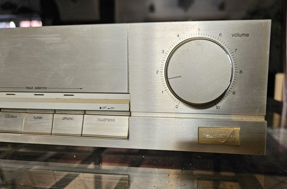 Srebrny wzmacniacz Technics SU-600, japoński