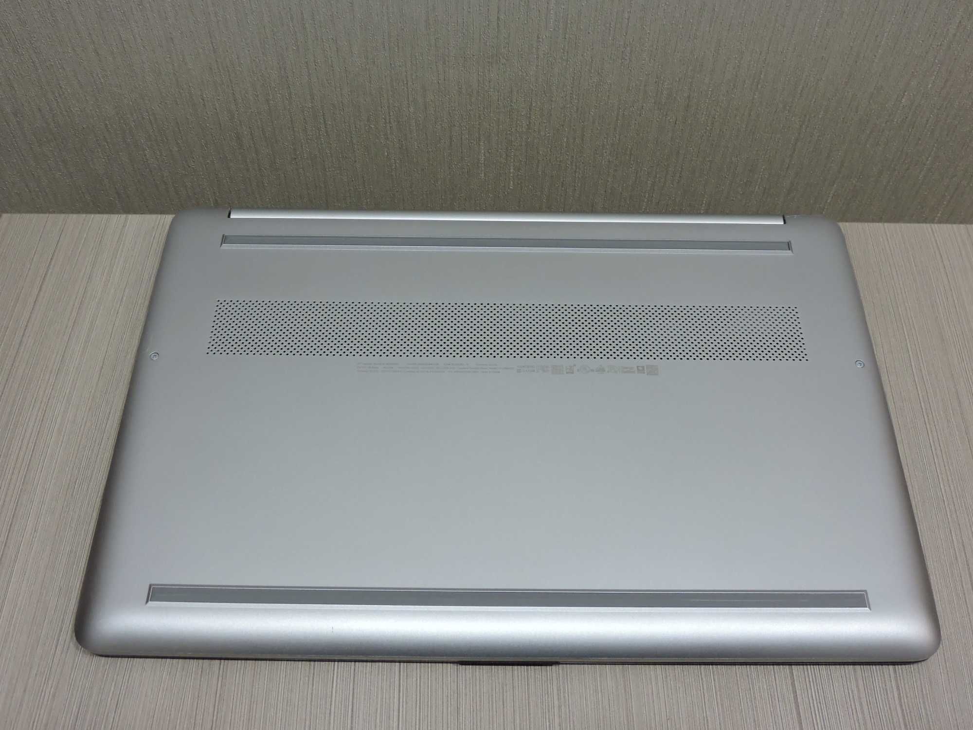 Hewlett-Packard/15.6"/Core i3 1115G4/8GB/SSD 256/UHD