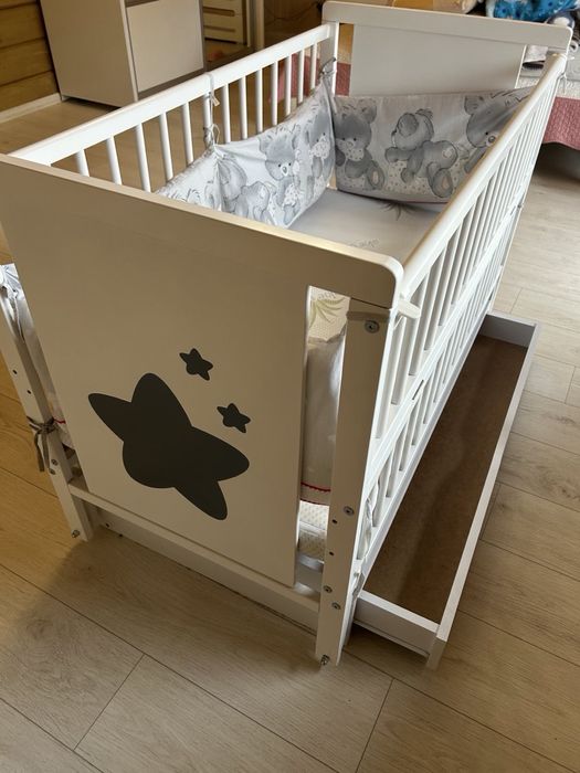 Кроватка детская с маятником и матрасом