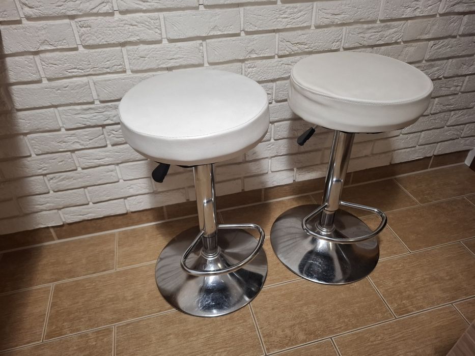 Hokery z regulowana wysokością