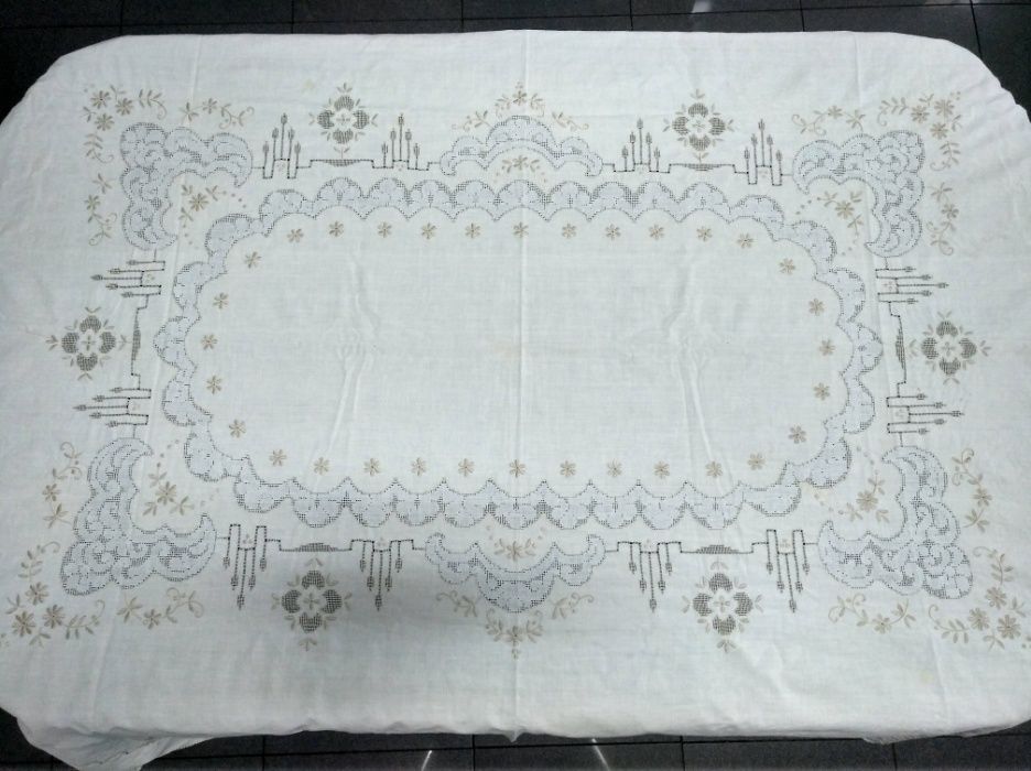 Toalha de mesa em renda + 6 guardanapos (Nova)