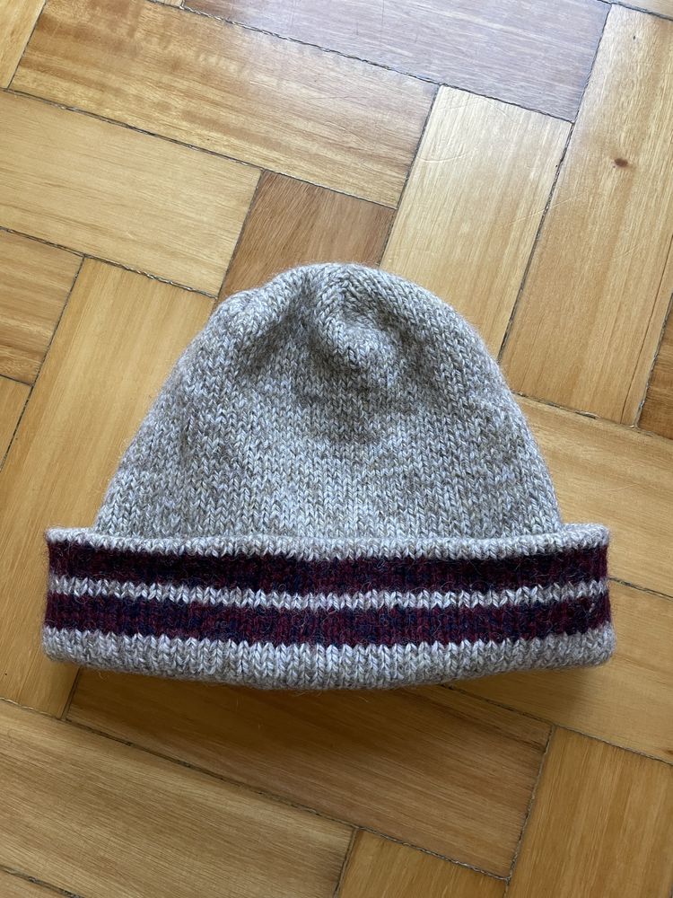 Gorro beje e bordo