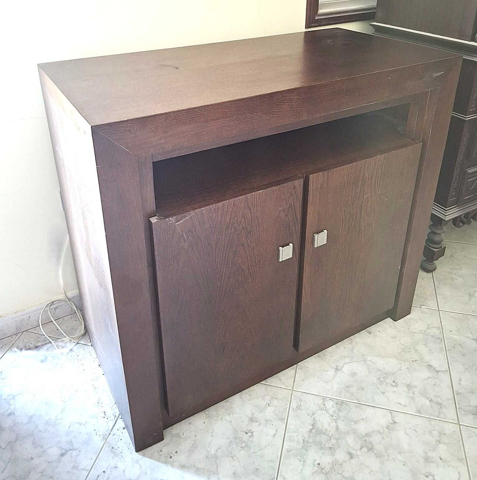 Móvel Castanho com duas portas.