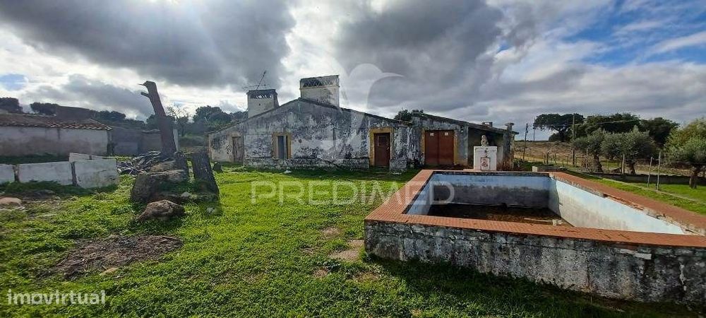 Pequena Quinta em zona muito calma e tranquila.