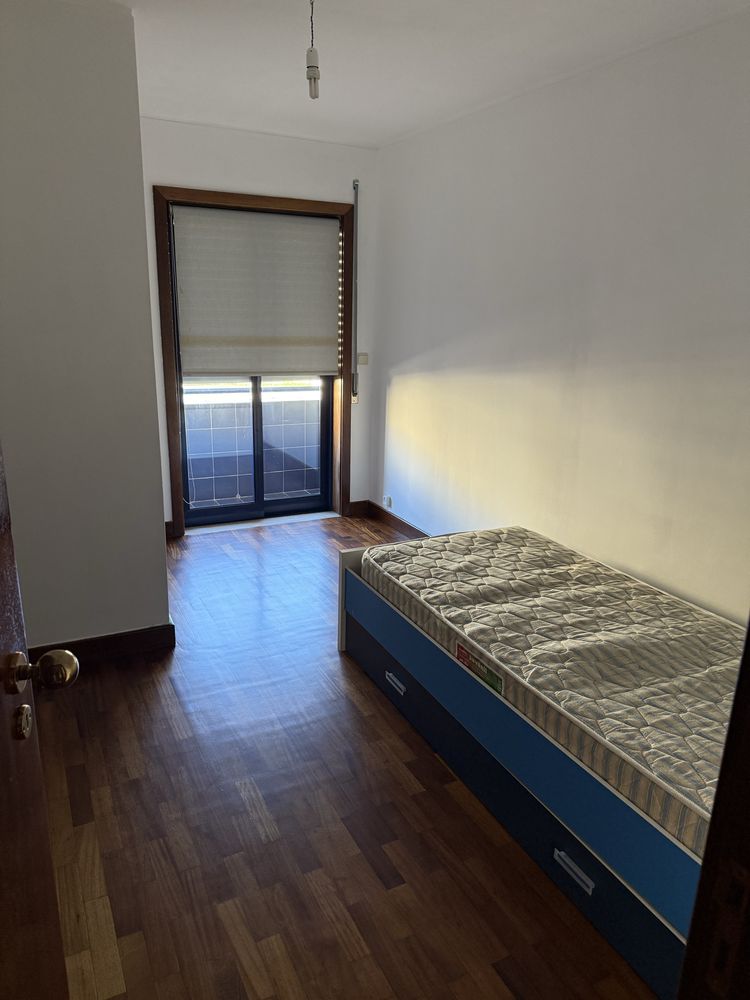 Apartamento T2 + 1 com 2 Lugares de garagem e arrumos