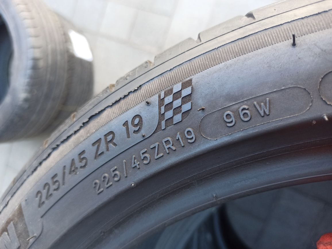 Летняя резина 225/45 R19 Michelin Pilot Sport 4