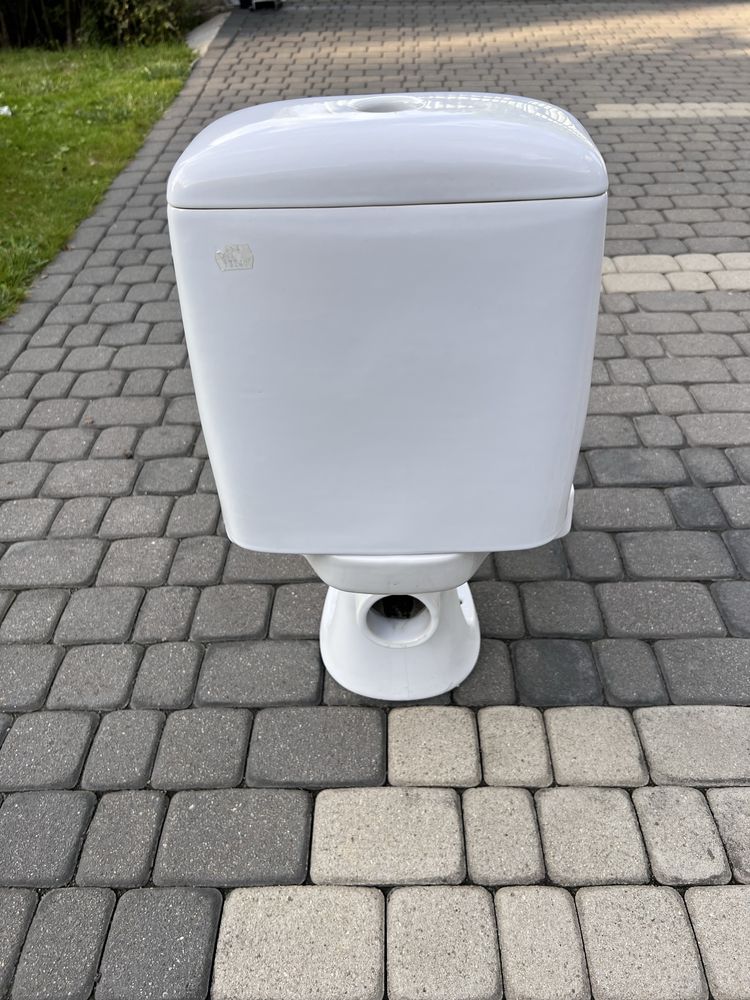 Toaleta ubikacja stojąca ceramiczna WC biała