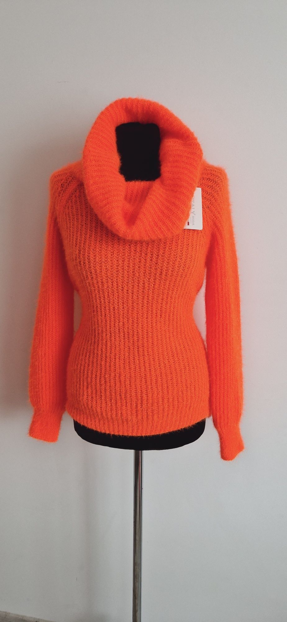 Sweter z dużym golfem damski neonowy pomarańczowy Uni