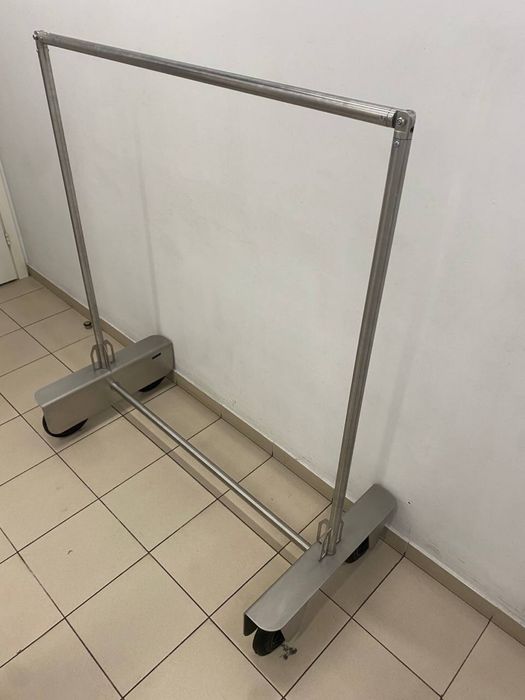 Продається стійка для одягу